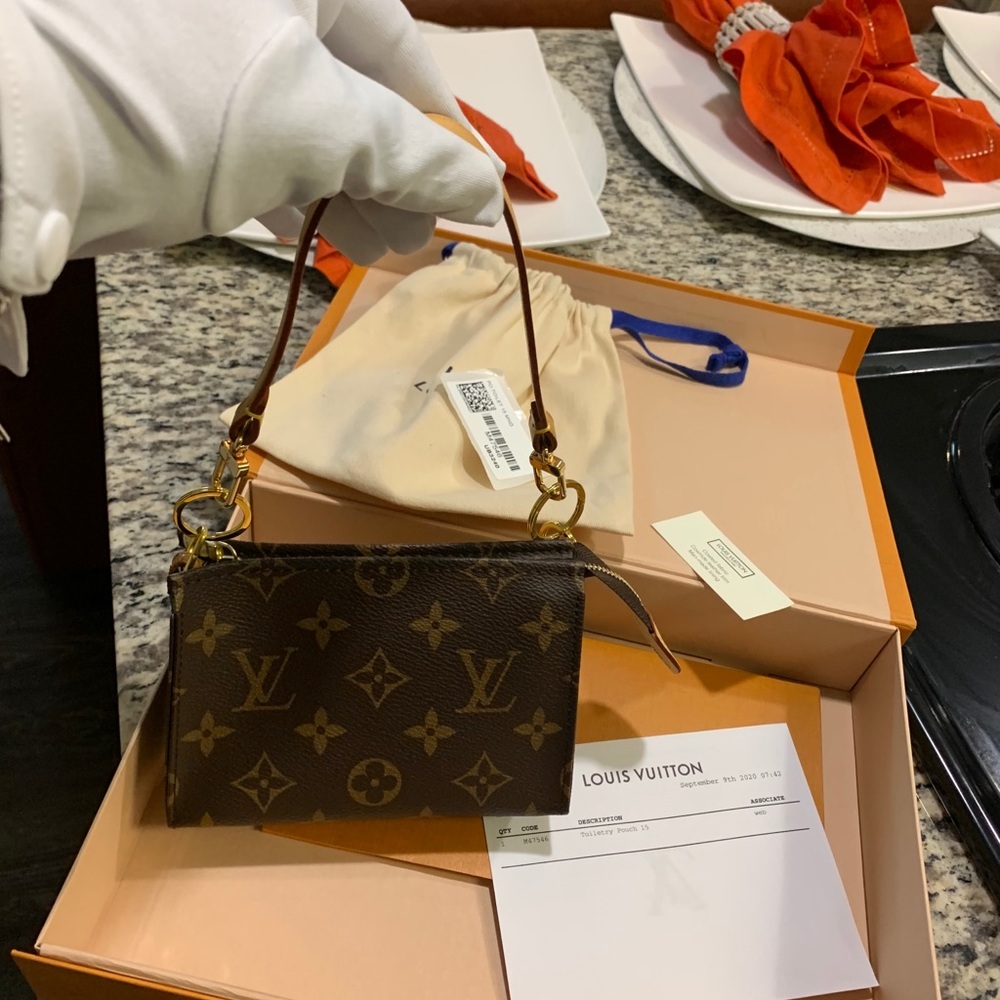 ⏰Louis Vuitton Toiletry 15 w/LV strap - Picture 14 of 16
